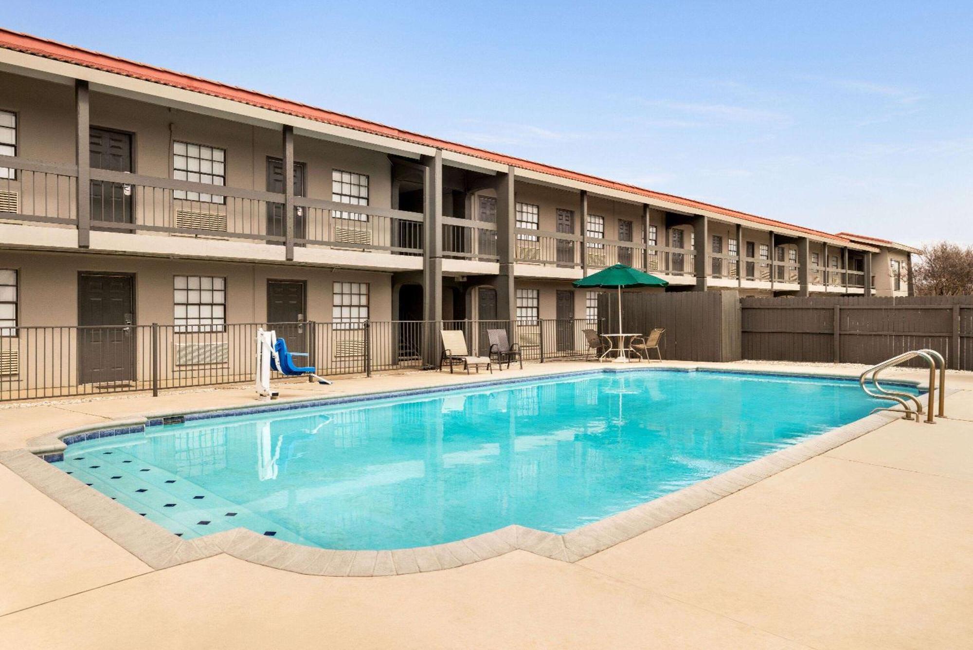 La Quinta Inn By Wyndham San Antonio Lackland Экстерьер фото